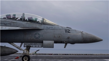 Ein Kampfflugzeug Typ F/A-18F Super Hornet startet vom Flugzeugträger „USS Dwight D. Eisenhower“ (CVN-69).