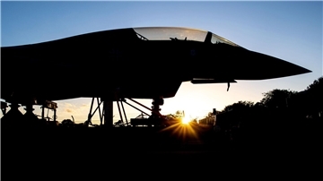 Ein Kampfflugzeug vom Typ Eurofighter Typhoon der Luftwaffe.