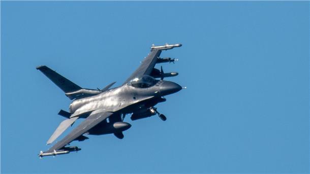 Ein Kampfflugzeug vom Typ F-16.