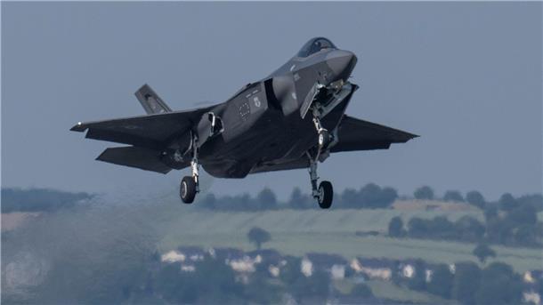 Ein Kampfflugzeug vom Typ F-35 der US Air Force startet von der US-Air Base Spangdahlem während der Luftwaffenübung „Air Defender 2023“.