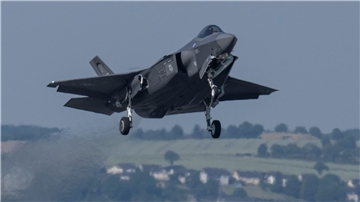 Ein Kampfflugzeug vom Typ F-35 der US Air Force startet von der US-Air Base Spangdahlem während der Luftwaffenübung „Air Defender 2023“.