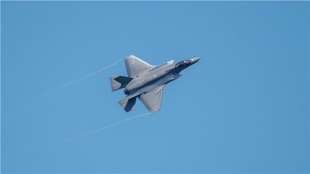 Ein Kampfflugzeug vom Typ F-35 fliegt über der US-Air Base Spangdahlem während der Luftwaffenübung „Air Defender 2023“.