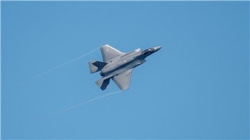 Ein Kampfflugzeug vom Typ F-35 fliegt über der US-Air Base Spangdahlem während der Luftwaffenübung „Air Defender 2023“.