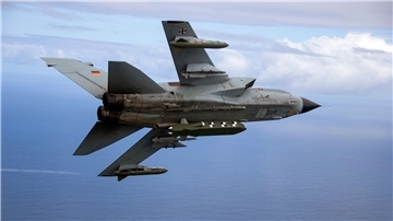 Ein Kampfjet Tornado IDS ASSTA 3.0, bestückt mit dem Lenkflugkörper Taurus.