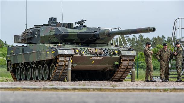 Ein Kampfpanzer vom Typ Leopard II A6. Die Bundeswehr erhält als Ausgleich für Panzerlieferungen an die Ukraine 18 neue Kampfpanzer vom Nachfolgermodell Leopard 2A8.