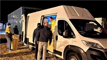Ein Karton nach dem anderen wird Anfang März in Dorohusk an der polnisch-ukrainischen Grenze aus den Fahrzeugen des Geestländer Hilfskonvois entladen. Auch Flögelns Ortsbürgermeister Claus Seebeck (links) packt kräftig mit an.