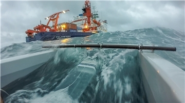 Ein Katamaran wird für eine Untersuchung der Plastikverschmutzung im Arktischen Ozean an die Seite des Eisbrechers Polarstern gezogen.