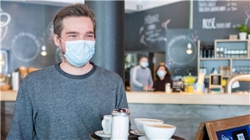 Ein Kellner serviert mit Maske. Die 3-G-Regel für die Gastronomie entfällt nun auch im Innenbereich.