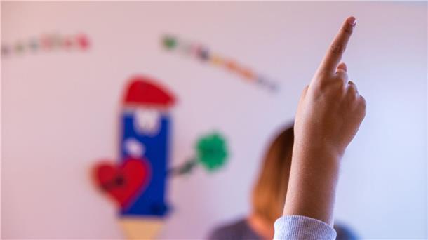 Mitgestalten, mitreden, unabhängig sein Ein Kind zeigt im Unterricht, dass es etwas sagen will. Eine Umfrage zeigt, dass viele Kinder ihren Alltag mitgestalten wollen.