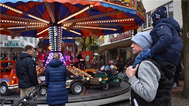 Weihnachtsmarkt in Zeven: Kleine Budenstadt lockt Besucher Das Foto zeigt ein Kinderkarussell.