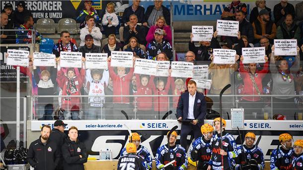 Pinguins holen Zittersieg gegen Iserlohn - Sonntag geht’s nach Berlin Ein klares Zeichen des Stammvereins: Die Mitglieder protestieren beim Heimspiel der Pinguins gegen die geplanten Kürzungen im Haushalt für den Sport. Diese gefährden die Zukunft des REV Bremerhaven.