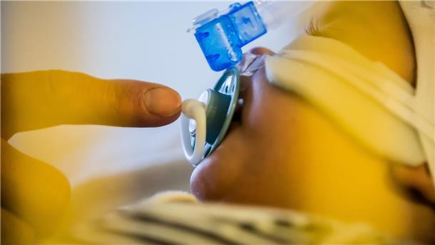 24 Millionen Atemwegserkrankungen unter 12 Millionen Kindern Ein kleines Kind mit einem Atemwegsinfekt auf einer Intensivstation einer Kinderklinik.
