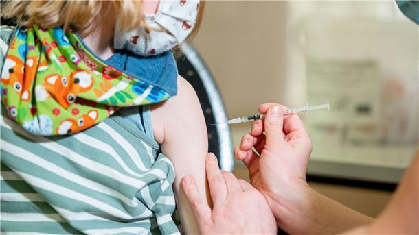 Ein kleines Mädchen wird gegen das Coronavirus geimpft.
