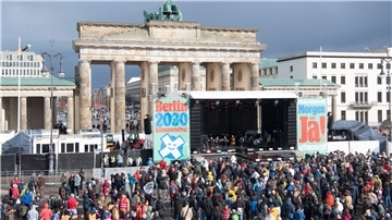 Ein Klima-Bündnis will mit dem Berliner Volksentscheid an diesem Sonntag erreichen, dass die Hauptstadt 15 Jahre früher als geplant - bis 2030 - klimaneutral wird.