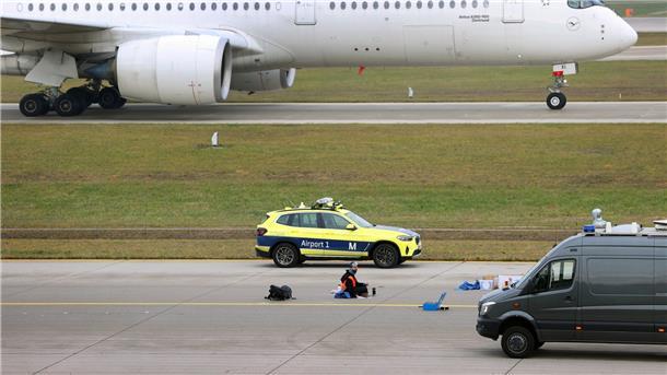 Störaktionen von Klimaaktivisten auf Flughäfen Ein Klimaaktivist sitzt mit angeklebter Hand auf dem Start-und Landebahn am Airport Franz-Josef-Strauß in München.