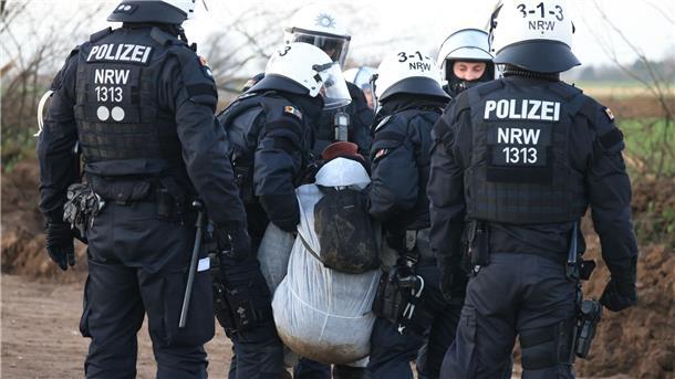 Lützerath: Angespannte Atmosphäre vor erwarteter Räumung Ein Klimaschutzaktivist wird in Lützerath von der Polizei weggetragen.