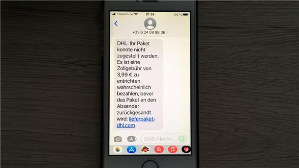 Betrüger im Netz werden immer dreister: Wie kann man sich schützen? Ein Kollege erhielt diese SMS und löschte sie umgehend. Typisch ist, dass der Absender versucht über eine unzustellbare Sendung an die Kontodaten zu gelangen.