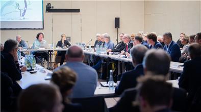 Akteure des Verkehrswendebündnisses Bremerhaven diskutierten mit Vertreterinnen und Vertreter aus Hafen, Wirtschaft und Politik über die mobile Zukunft der Innenstadt und des Hafens.