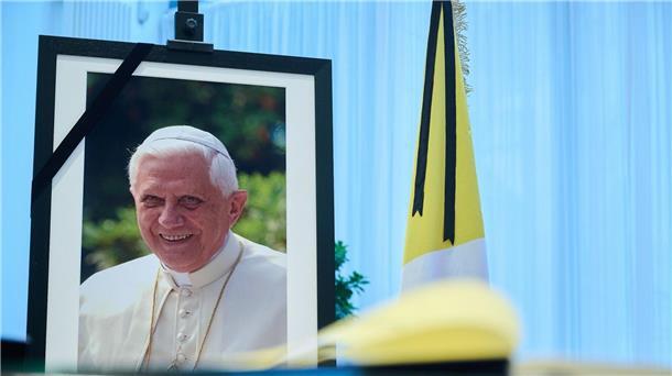 Bundesweites Trauergeläut zur Beisetzung von Benedikt Ein Kondolenzbuch für den verstorbenen emeritierten Papst Benedikt XVI. in der Apostolische Nuntiatur in Berlin.