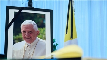 Ein Kondolenzbuch für den verstorbenen emeritierten Papst Benedikt XVI. in der Apostolische Nuntiatur in Berlin.