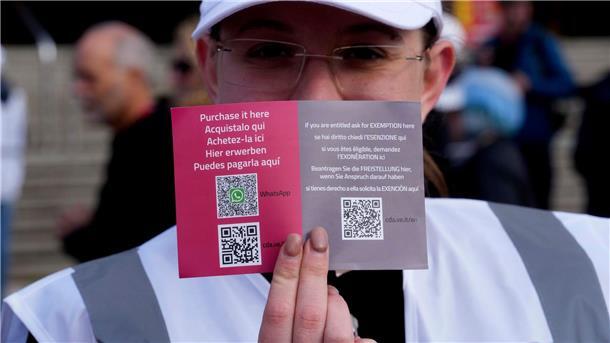 Fünf Euro für Venedig - Chaos zu Beginn Ein Kontrolleur zeigt den QR-Code-Zugang.