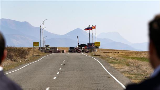 Armenien und Aserbaidschan wollen Streit beilegen Ein Kontrollpunkt der russischen Friedenstruppe auf einer Straße in Richtung der Region Berg-Karabach.