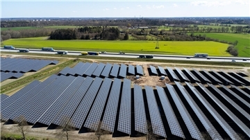 Ein Korridor beiderseits der Autobahn gilt als privilegiert. Auf diese Flächen hat die Gemeinde keinen Einfluss. Dort können Investoren den Bau eines Solarparks beantragen, ohne die Gemeinde zu beteiligen.