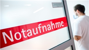 Ein Krankenpfleger in einer Klinik im niedersächsischen Braunschweig. Auf den Krankenhäusern lastet gewaltiger ökonomischer Druck, sagt der DKG-Vorstandsvorsitzende Gerald Gaß.