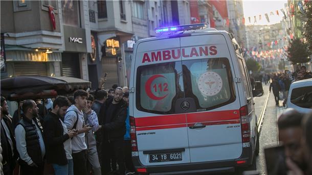 Ein Krankenwagen in der Nähe des Tatort auf der Einkaufsstraße Istiklal.