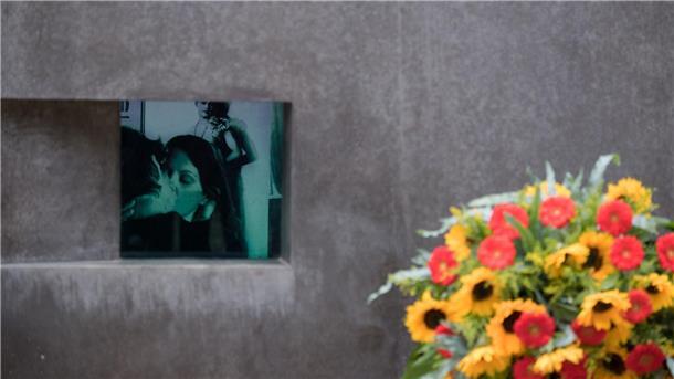 Denkmal für verfolgte Homosexuelle in Berlin attackiert Ein Kranz steht vor dem Denkmal für die im Nationalsozialismus verfolgten Homosexuellen im Berliner Tiergarten. (Archivbild)