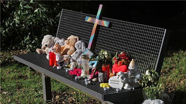 Getöteter Sechsjähriger wird in Neubrandenburg beigesetzt Ein Kreuz, Kerzen, Plüschtiere und Fotos erinnern an den getöteten Sechsjährigen.