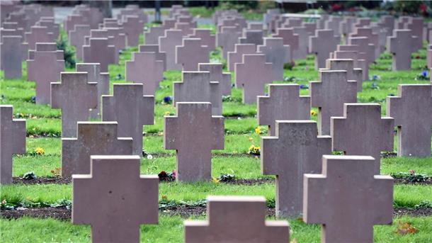 Ein Kriegsgräberfeld erinnert an die in den Weltkriegen gefallenen Soldaten. 