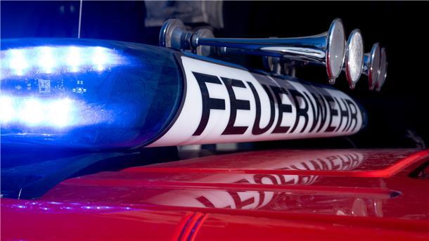 Feuerwehr rückt zu Küchenbrand in Einfamilienhaus in Schwei aus Feuerwehrfahrzeug