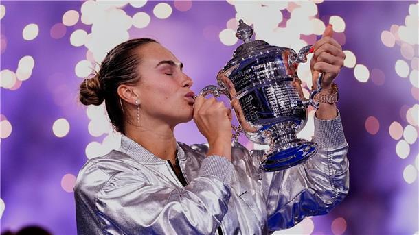 „Lektion gelernt“ - Sabalenka kürt sich zur US-Open-Siegerin Ein Küsschen für den Pokal: Aryna Sabalenka ist in New York die Beste.
