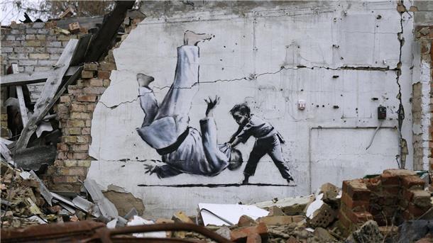 Ein Kunstwerk von Banksy in der Ukraine zeigt ein Kind, das einen Judoka auf den Boden wirft