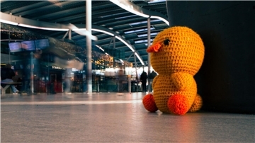 Ein Kuscheltier sitzt in einem Bahnhof in Utrecht.