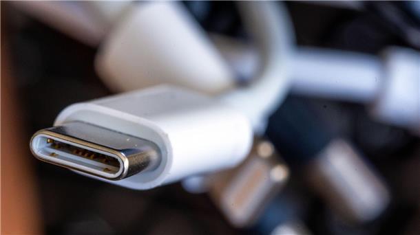 Einheitliches Ladekabel - Deutschland setzt EU-Vorgabe um Ein Ladekabel mit USB-C-Stecker liegt neben einem Bündel unterschiedlicher Anschlusskabel.