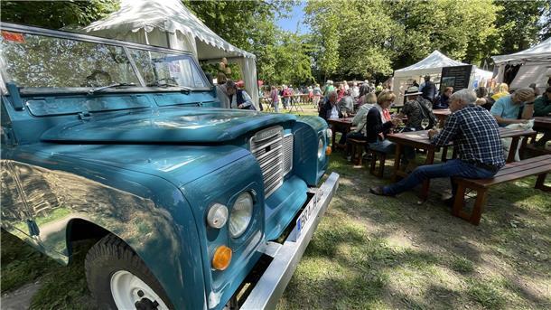 Ein Land Rover Santana aus dem Jahr 1978 zog die Blicke an diesem Imbiss- und Getränkestand auf sich.