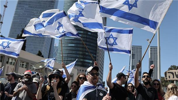 Großer Protesttag gegen Justizreform in Israel Ein landesweiter „Tag der Störung“ als Protest gegen die Justizreform in Israel hat mit zahlreichen Demonstrationen und Straßensperren begonnen.