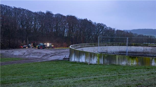 Zwei Millionen Liter Gülle in See ausgelaufen Ein Landwirt und sene Helfer versuchen, die Gülle von seinem Feld zu beseitigen, die aus einem defekten Tank ausgelaufen war.