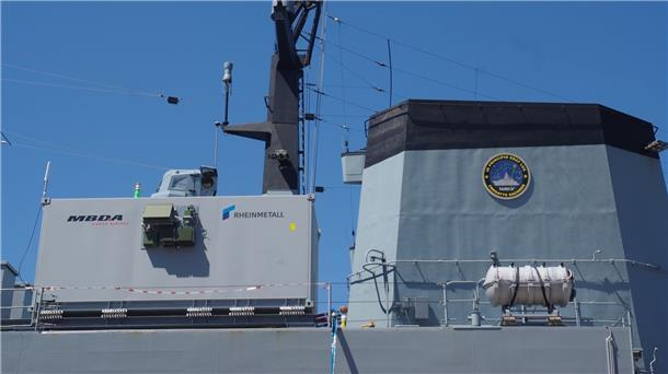 Ein Laserwaffendemonstrator, der in einem 20-Fuß-Container auf Deck der Fregatte „Sachsen“ integriert ist.
