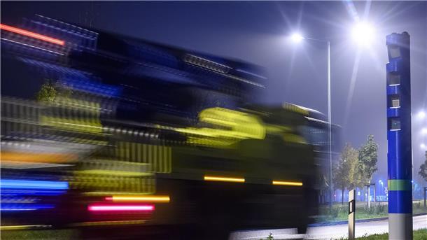 Bundestag beschließt Ausweitung der Lkw-Maut Ein Lastwagen fährt an einer Mautkontrollsäule vorbei. Die Maut-Einnahmen für den Bund sollen mit den künftigen Mautregeln deutlich steigen.