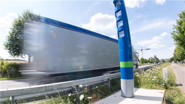 Höhere Preise wegen Lkw-Mautreform erwartet Ein Lastwagen fährt auf einer Bundesstraße an einer Mautsäule vorbei.