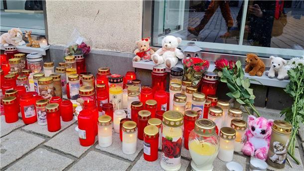 Passau: Lkw-Fahrer nach tödlichem Unfall wieder frei  Ein Lastwagen hat am Freitag im niederbayerischen Passau mehrere Fußgänger erfasst und dabei eine Mutter und ihre elfjährige Tochter getötet.