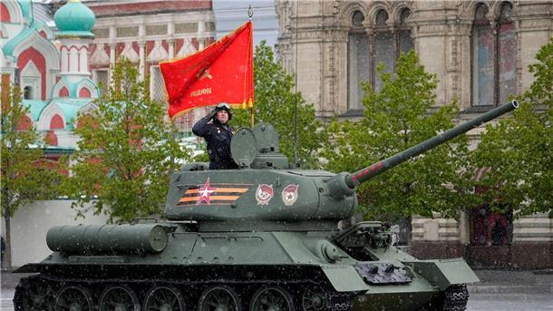 Ein legendärer sowjetischer T-34-Panzer während der Militärparade in Moskau.