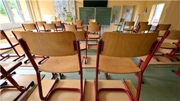 Ein Lehrer soll im vergangenen Herbst an einer Schule in Cottbus Schüler mit Migrationshintergrund verprügelt haben.