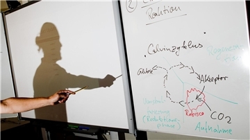 Ein Lehrer wirft einen Schatten auf ein Smartboard in einem Biologie-Leistungskurs.Die Bundesländer erwarten einen Zuschuss von 6,5 Milliarden Euro für eine Fortsetzung des Digitalpakt Schule 2.0.