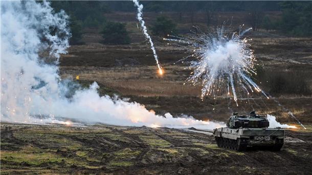 Kampfpanzer-Allianz für Ukraine noch nicht komplett Ein Leopard 2 A6 des Panzerbataillon 203 der Bundeswehr auf einem Truppenübungsplatz.