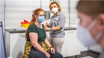 Im Bild: Die 24-Jährige Vanessa Buff erhält die letzte Impfung im Impfzentrum der Stadthalle von Jessica Harrie und Greta Wöstmann (von links).