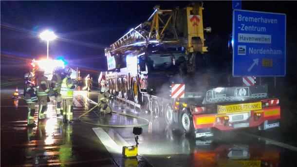 Freie Fahrt in Richtung Deichbrand: Sperrung der A27 ist aufgehoben Ein Lkw und ein Autokran haben in der Nacht auf der A27 gebrannt.